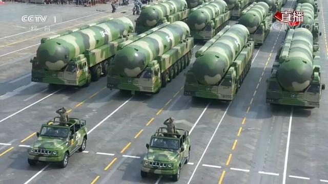 东风-61亮相北京，美方质疑：外表震撼，就是不知有没有装载实弹