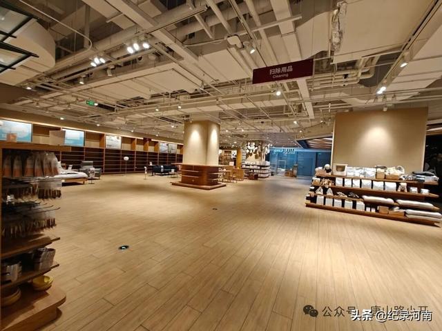 上海：繁华背后的商场荒芜之境