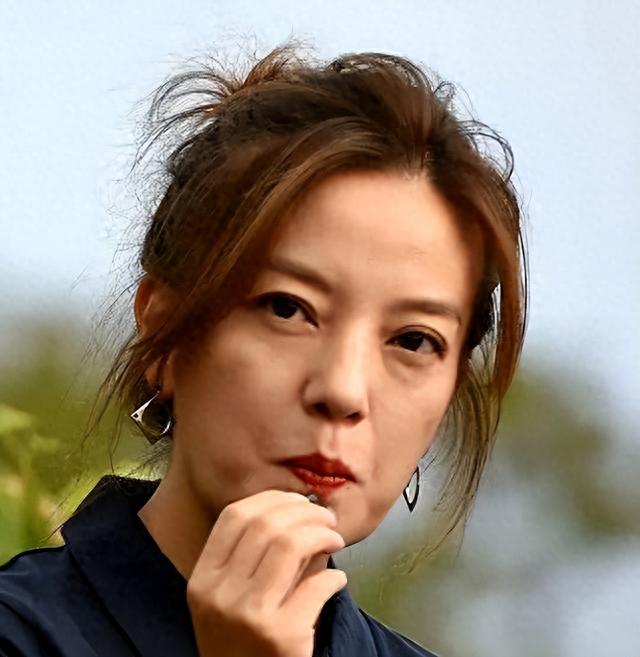 野心炸裂的赵薇消失两年多，现在再看她如今的处境，就是咎由自取