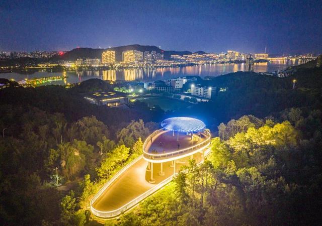 发光“飞碟”落地黄石！武汉城建集团打造夜游新地标，科幻感拉满