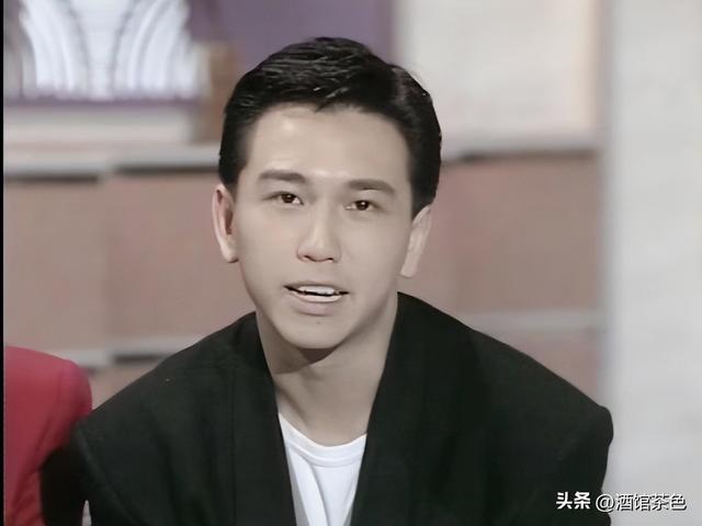 演员温兆伦现状：定居北京，61岁不显老依然帅气，10岁女儿很漂亮