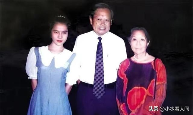 万万没想到，杨振宁去世，恶心一幕，有人喊她继续照顾杨振宁儿子