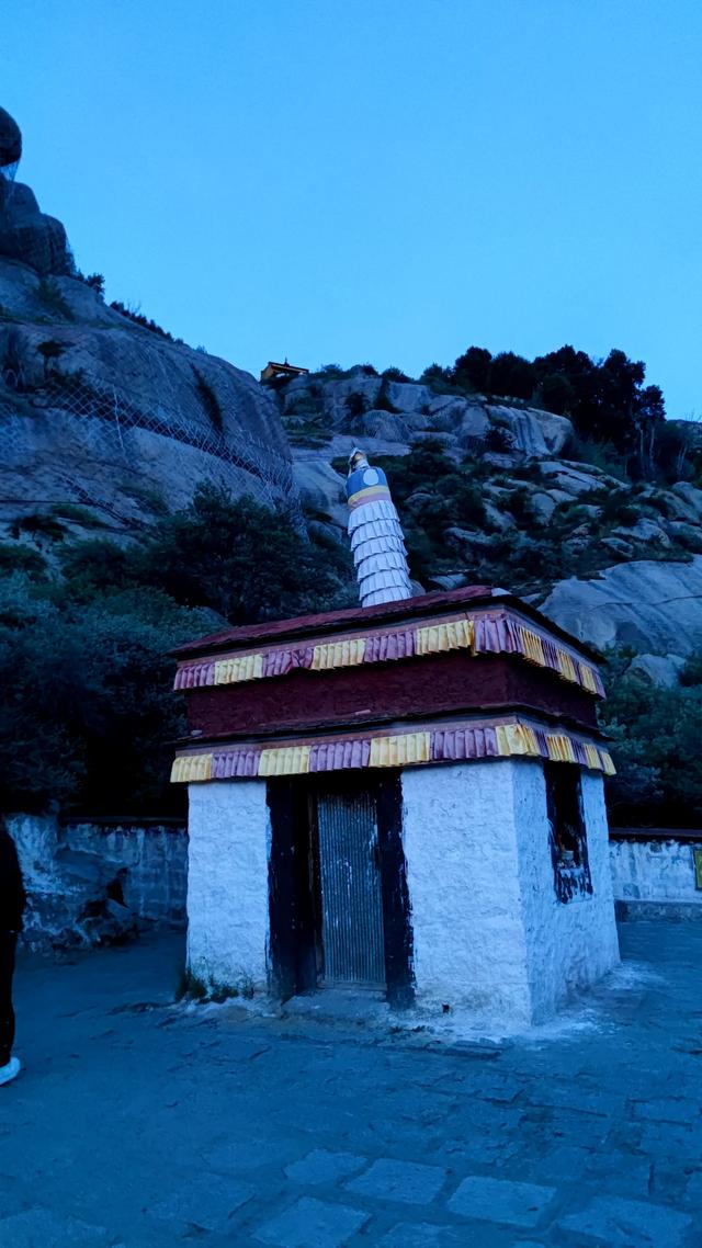两登拉萨色拉寺后山，上升600米，山顶海拔4200米，经幡飘扬