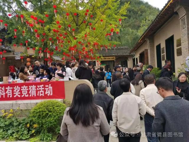 书香缀银杏 竞答引热潮——徽县图书馆为文旅盛会注入文化活力