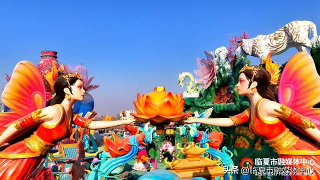 花仙藏河州韵，恐龙述亿年史！花开临夏不夜城景观，藏着独属于花都临夏的“精彩故事 文化浪漫”～