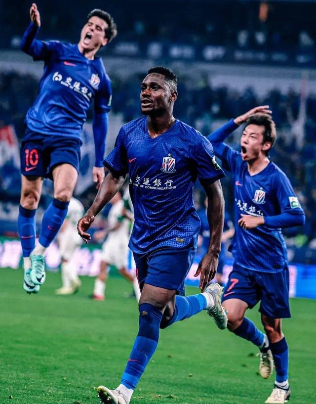 申花外援马纳法玩奥特曼体感游戏，动作标准找回童年感觉