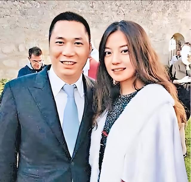 赵薇低调回安徽老家，戴口罩帽子墨镜全副武装，打扮土气像村里人