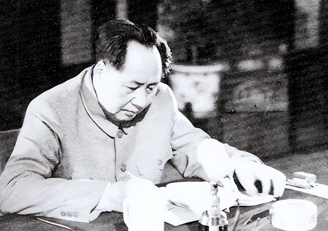 为何天安门不悬挂毛主席的照片，反倒要挂主席的画像？