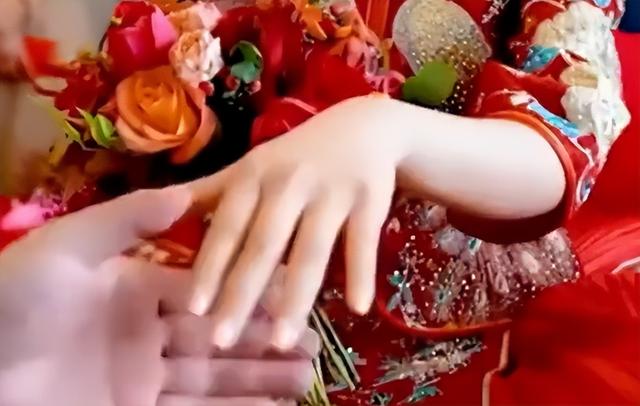 28岁女教师已安葬！给一楼包红包，无彩礼纠纷，弟弟态度让人意外