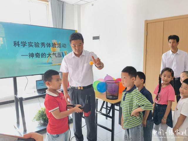 张家川科技馆“流动科技小课堂”主题活动走进北城社区托管班
