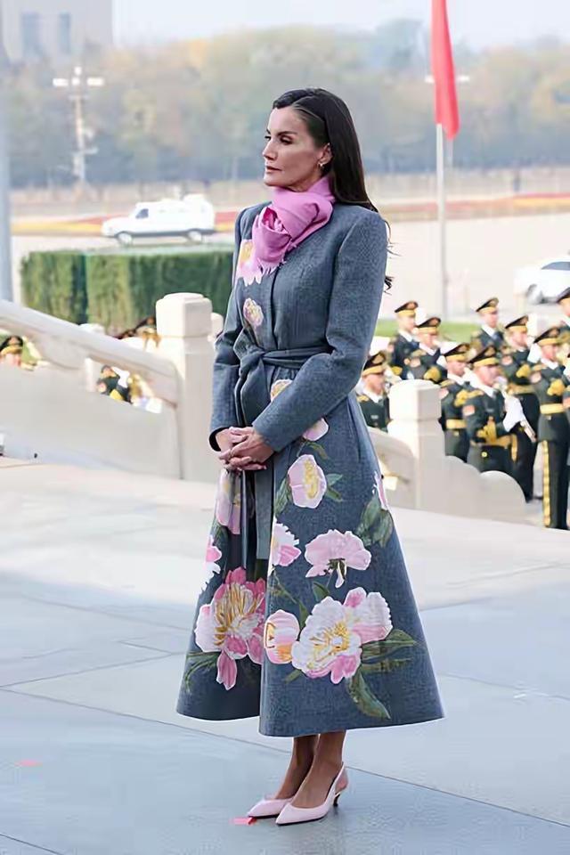 费利佩六世携王后抵达北京，莱蒂齐亚穿中式花朵外套，美丽有气质