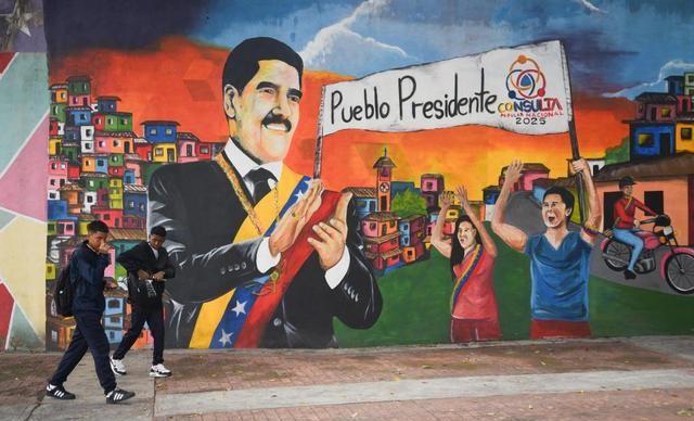 美航母压境委国海岸，普京紧急下令空投军援，拉美成大国角力战场