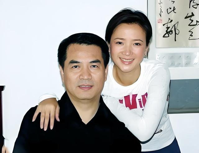 著名演员何晴患脑瘤病逝！父母都患过脑溢血，父亲早逝