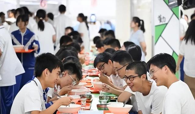 北京下了个死命令：2027年底前	，所有中小学必须告别“校外配餐”