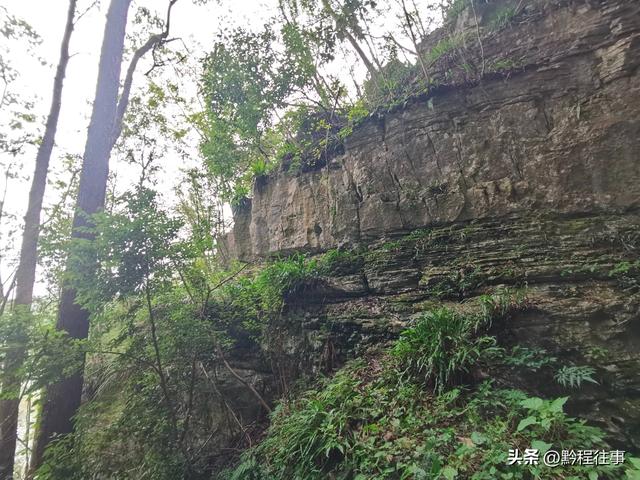 偏远乡野中寻找一个古寺遗址，探险一个深邃溶洞