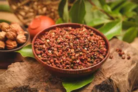 晚上睡前用花椒泡脚，一段时间后，可能会把4个问题泡没了图片