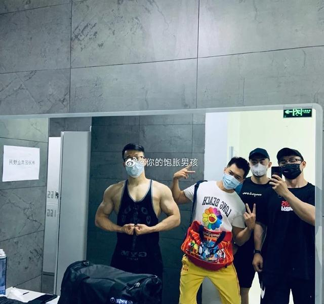 北京医生竟然是肌肉猛男！？脱下工作服之后，女网友纷纷求打针！