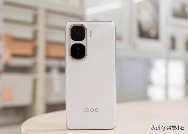 vivo性能旗舰“卷王”，搭载骁龙8至尊版低至2379，2K屏+6800mAh