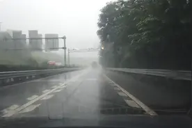 雨天开车跑高速的9不准，一次犯错就可能后悔终身，务必要牢记图片