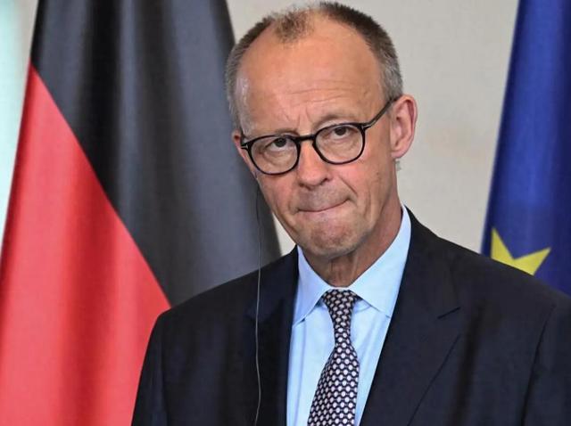 辽宁舰直冲日本，美航母离开，德总理突然出手，给了高市重重一击