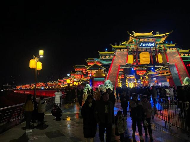 实探|乐山滨江滨河路建议这样升级：步行街+非遗集市+江上表演！