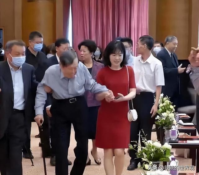 49岁的翁帆也没想到，杨振宁去世后，竟因一个举动实现口碑暴涨