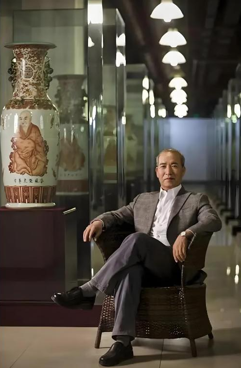 放弃亿万财产，抛弃中国国籍跑去英国捡垃圾，20年后成为国民英雄