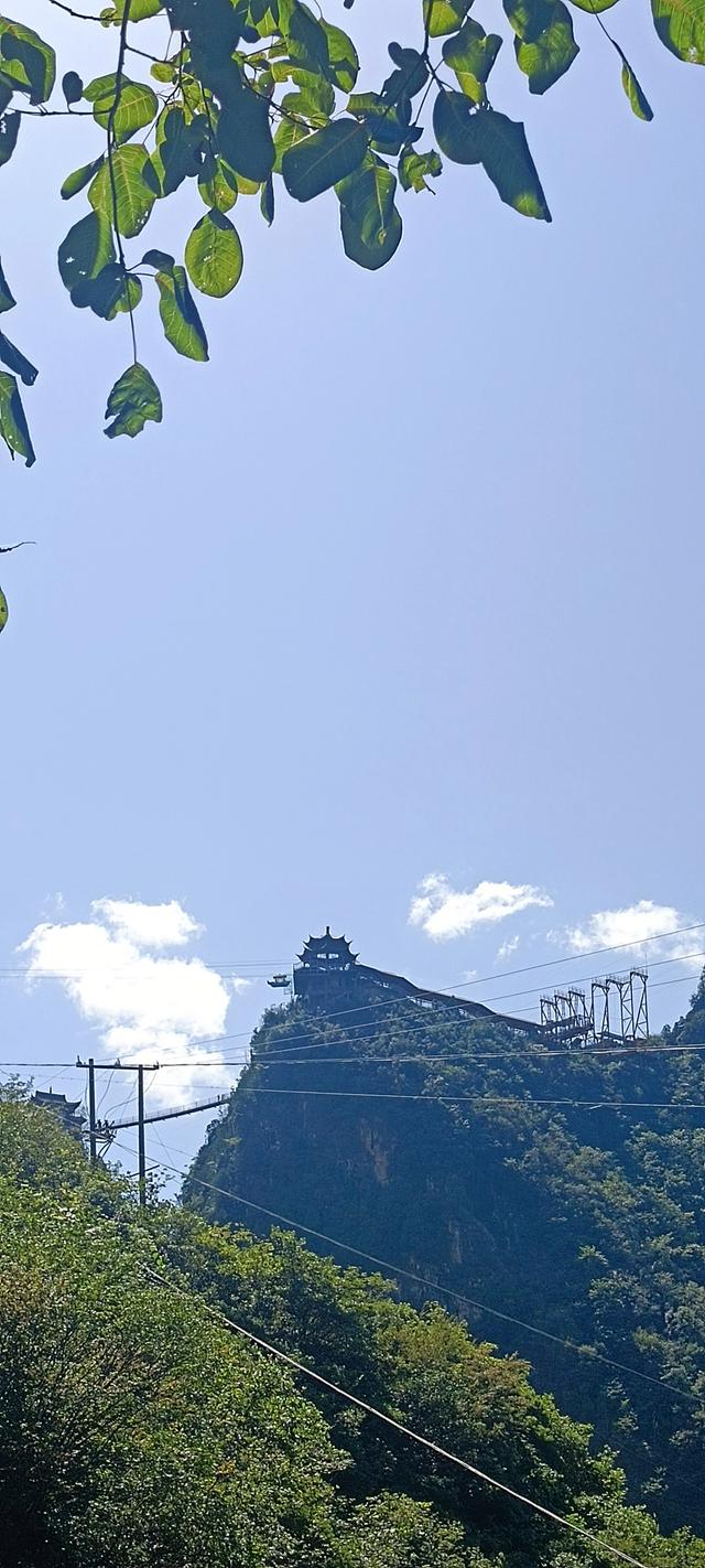 两山相对出，孤峰绕白云