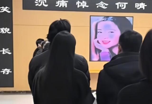 昏迷中紧握儿子的手	，何晴临终母爱看哭众人！