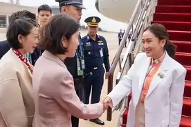 泰国38岁美女总理来中国啦！刚下飞机就惊艳了，换成花裙不输英拉图片