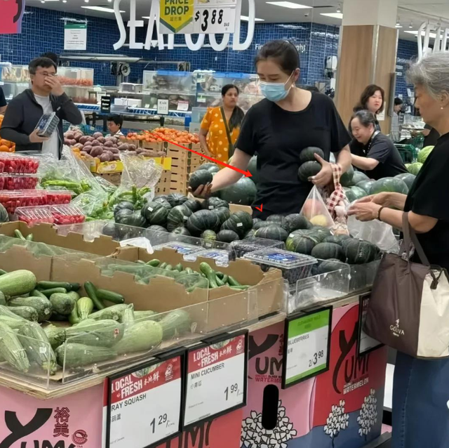 58岁王祖贤温哥华逛菜市场，大腹便便，穿裤衩拖鞋，女神形象全无