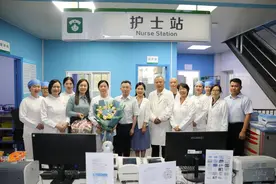 “这份荣誉来得既惊喜又意外！”南丁格尔奖获得者冯玲收到护士节特别礼物图片