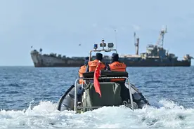 中菲激战画面：中国海警用“消防斧”生擒菲律宾持枪特种兵图片