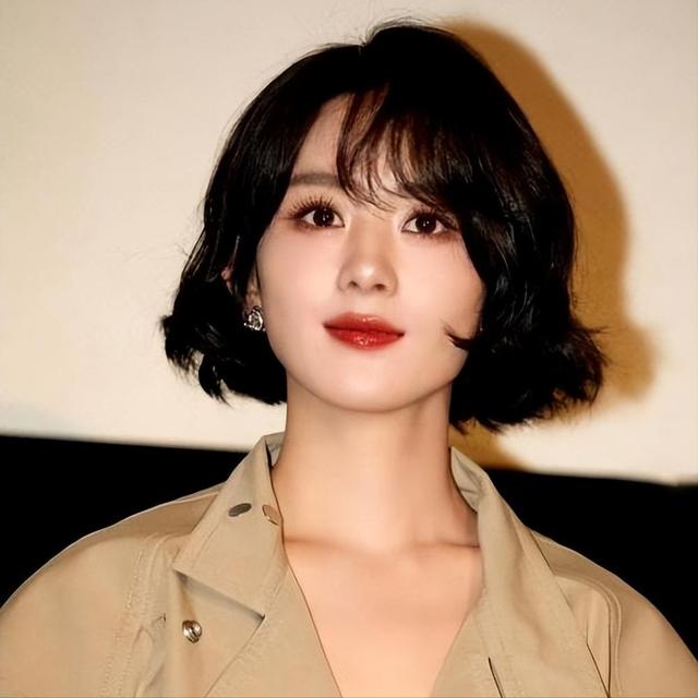 央媒发文，38岁赵丽颖高调官宣喜讯，全网恭喜，终于等到这一天