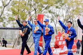 ​党旗在基层一线高高飘扬丨做大国重器的“心脏”守护者——记特变电工新疆变压器厂特级技师张国云图片