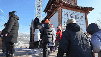 千年崖城变身童话雪国，萌娃嬉雪玩转跨国挑战！