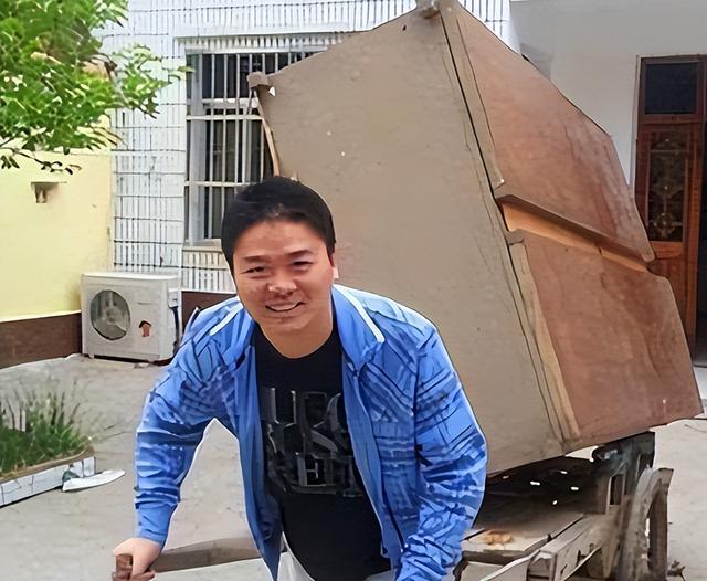 刘强东给老家送年货现场曝光，令人恶心的一幕出现，当场被人制止