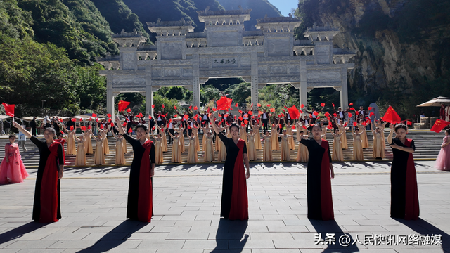 华山之巅歌声扬 百人欢歌贺国庆