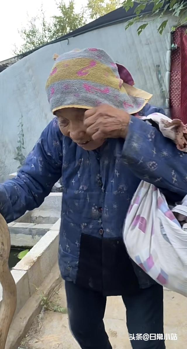 儿子嫌母，将其骗入土坑，欲要活埋，谁知报应来的这么快