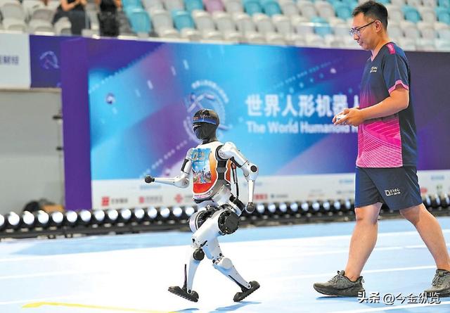 一落千丈！人形机器人订单35亿，交付不足千台，尴尬生意谁买单？