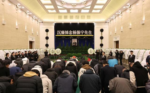 痛别！杨振宁葬礼直击，翁帆站首位深情悲伤，挚友曝病危更多细节