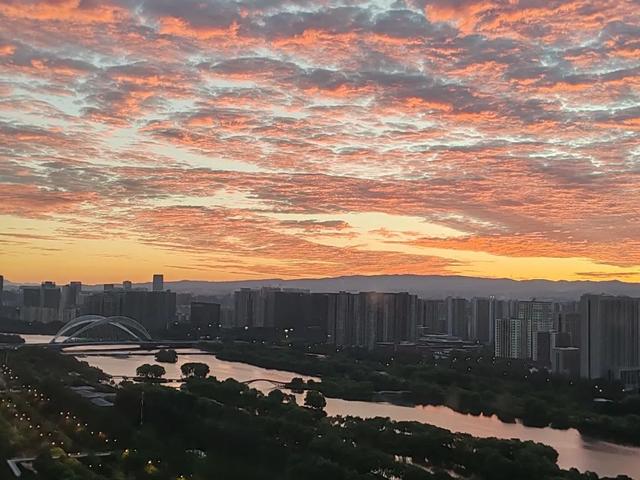 油画朝霞、超大日晕…最近山西的天美绝了！但接下来高温、大风、雷电…