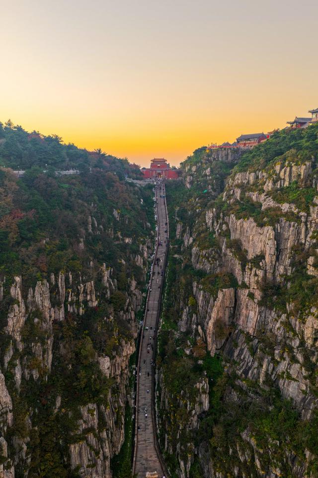 岱顶夕照：天地共染鎏金时