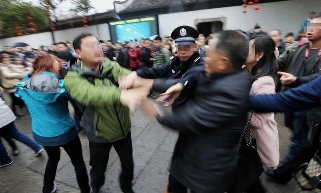 又揪出一个大贪 金额高达9点7亿 首富夫人郝斌跨境逃亡失败