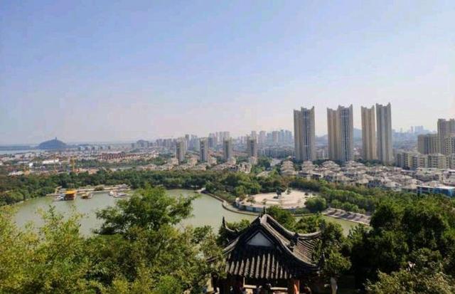 江苏人口最少地级市，GDP比泰州低，面积比南京小，人口不足350万