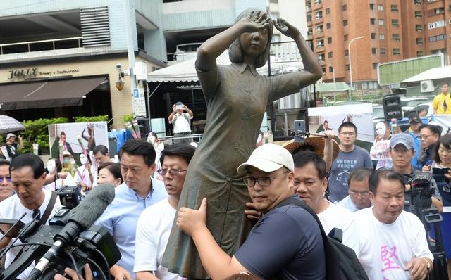 慰安妇控诉日军暴行，一个压在我身上，一个拉在我大腿上