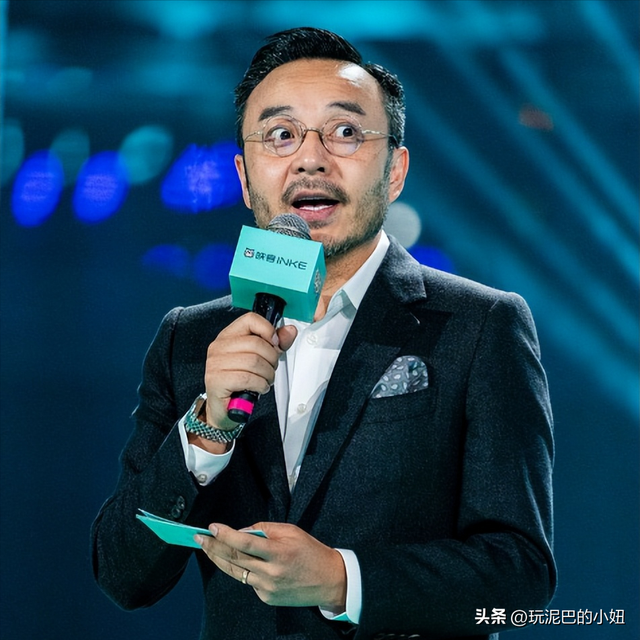 51岁汪涵现状:常年居住在长沙,穿人字拖嚼槟榔,大烟斗不离身