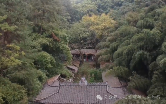 重庆山谷中荒废的景区，杂草丛生空无一人，探险者忠告别一个人来