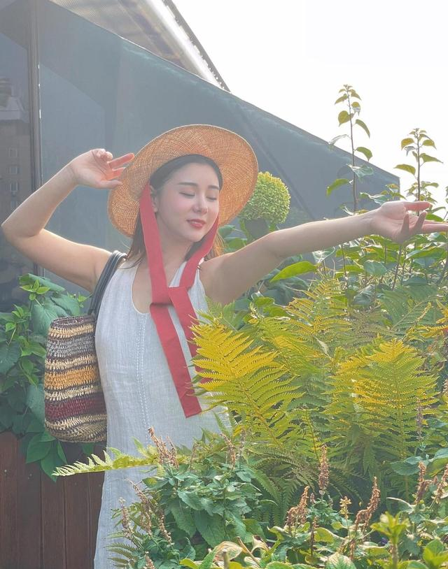 40岁李小萌太丰满，穿吊带裙都兜不住好身材，难怪直男都喜欢她