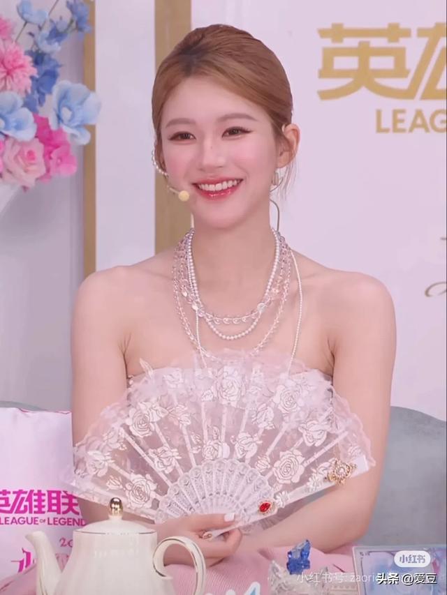 赵露思出席英雄联盟手游直播 一袭水晶玫瑰裙登场 甜美模样太可爱